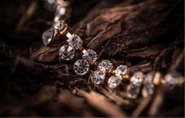 Z世代重塑天然钻石消费市场：从“一生一次”到“随时悦己”